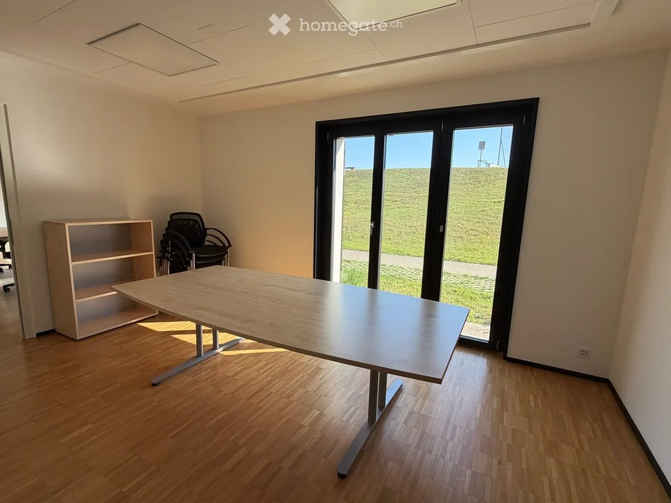 Möbliertes Atelier/Büro im EG zu vermeiten