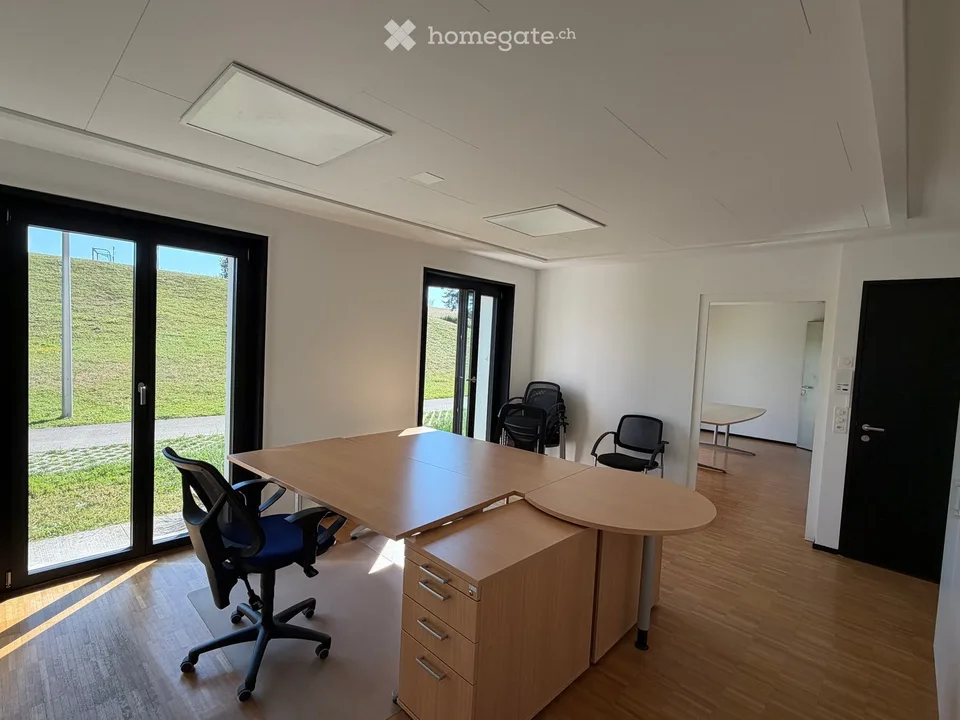 Möbliertes Atelier/Büro im EG zu vermeiten