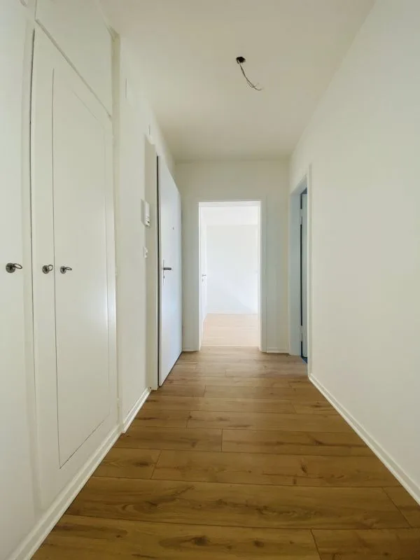 Total renovierte 2.5-Zimmer mit Balkon und Kellerabteil (1013)