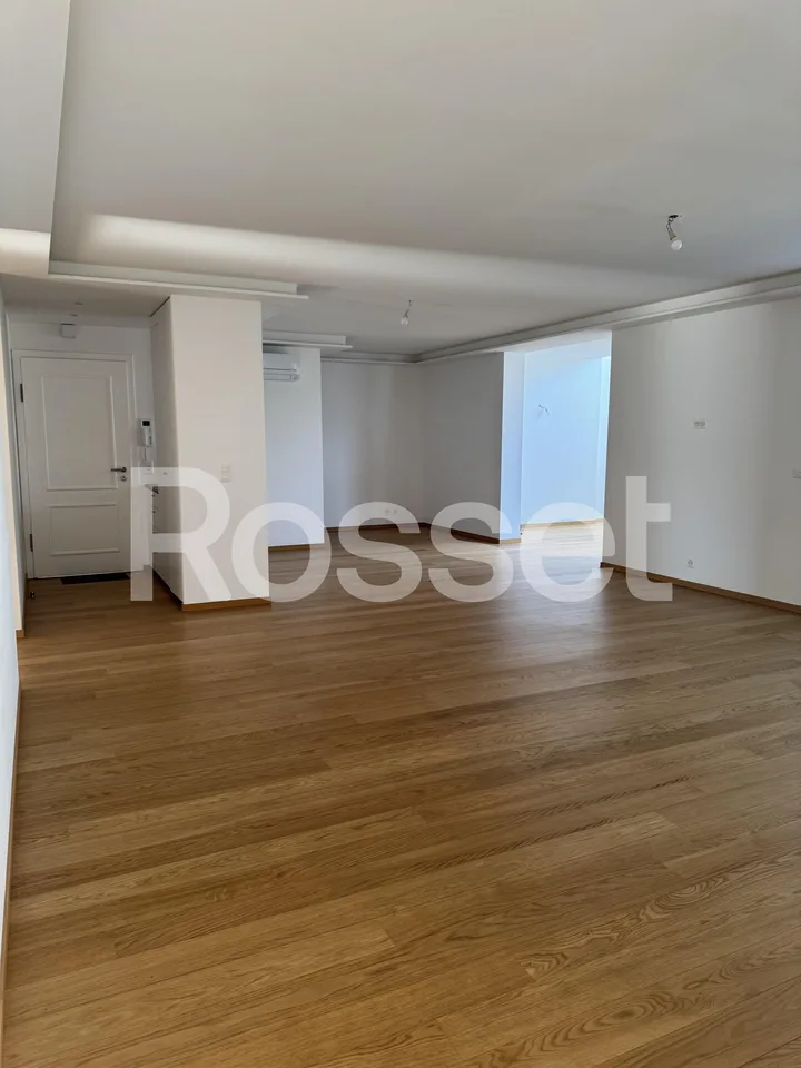 Appartement 5 pièces au 6ème étage env. 220 m2
