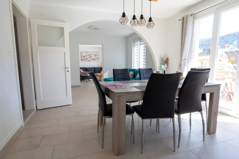 Appartement lumineux de 5,5 pièces avec balcons dans immeuble avec ascenseur