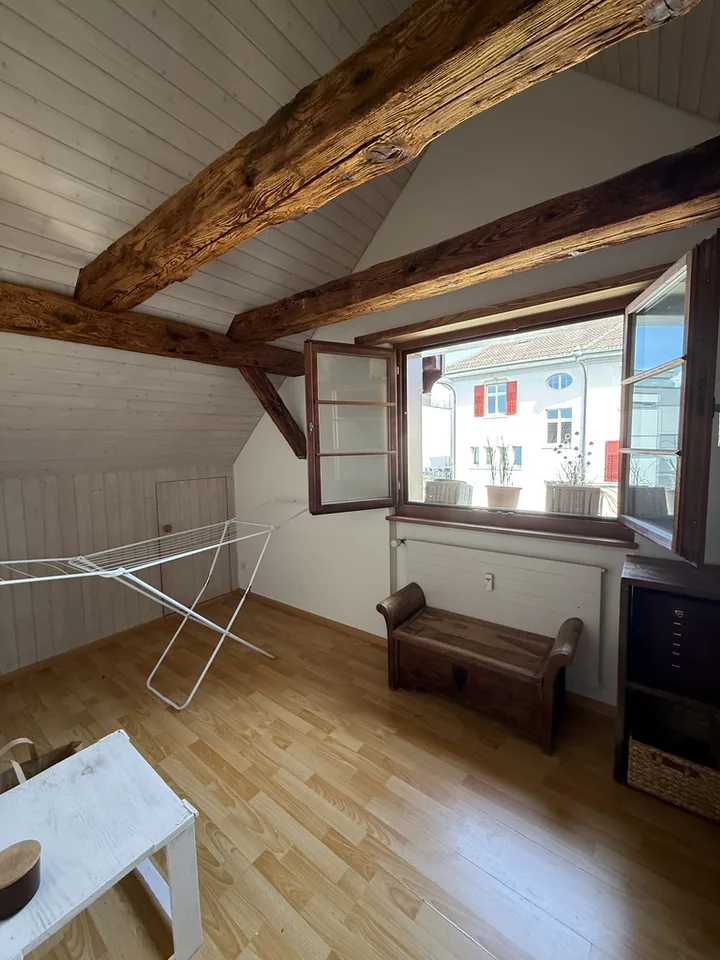 Charmante 3.5-Zimmer-Dachwohnung mit Cheminée und Altbau-Charme – Foto 8 von 10
