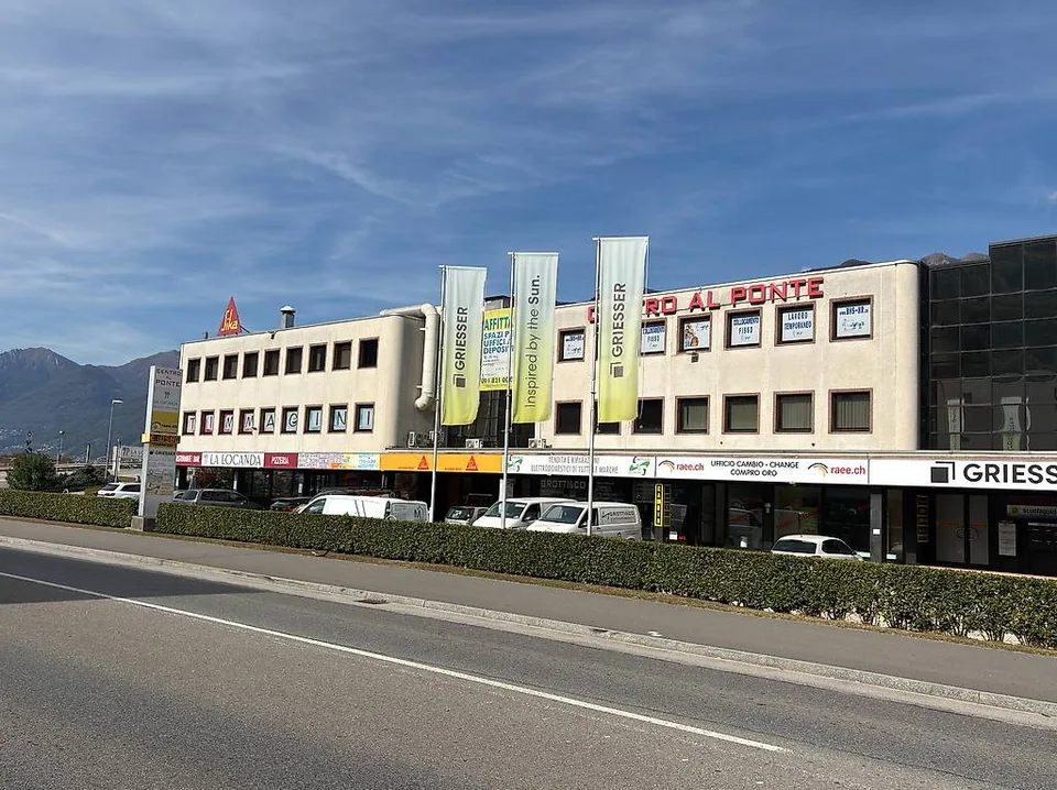 AFFITTASI A CADENAZZO SPAZIO COMMERCIALE CON VETRINA (120mq)