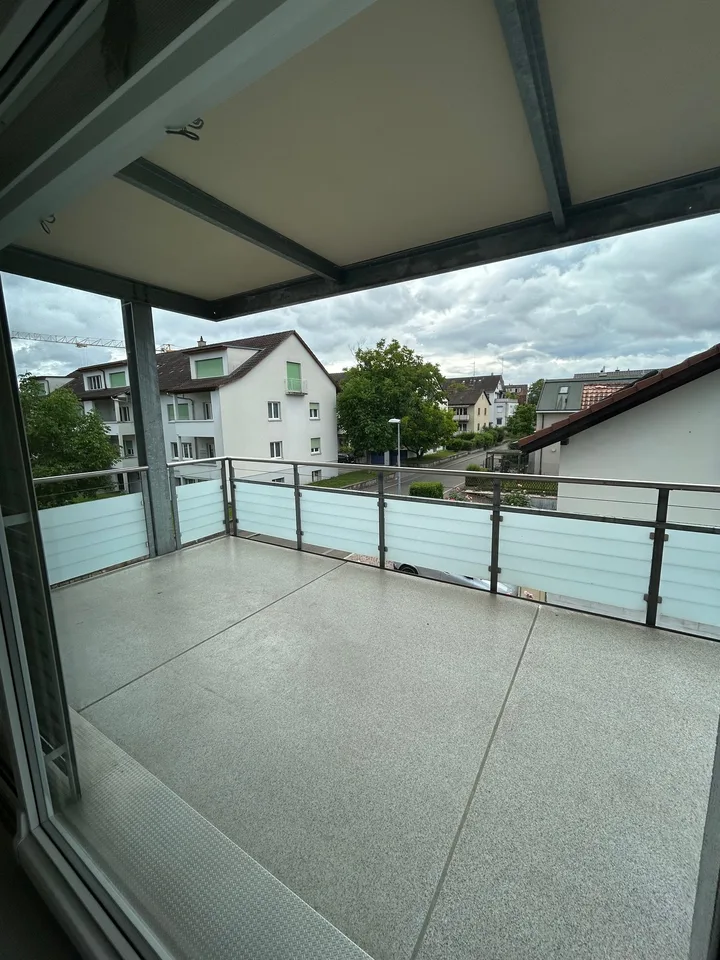Helle 4.5-Zimmer-Wohnung mit grossem Balkon zu vermieten