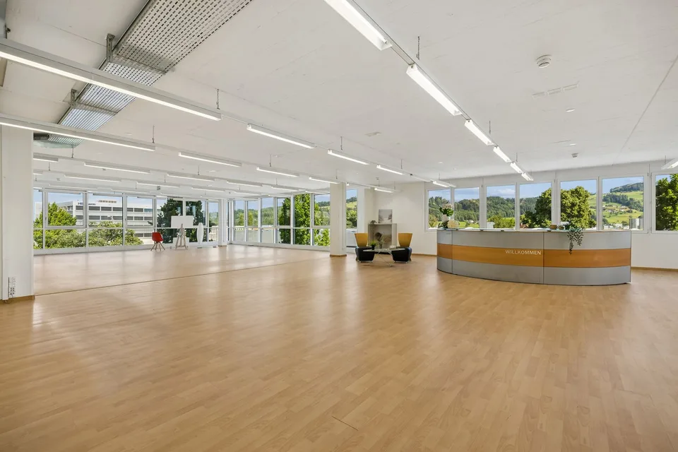 Espace de bureau polyvalent avec forte présence et accessibilité optimale