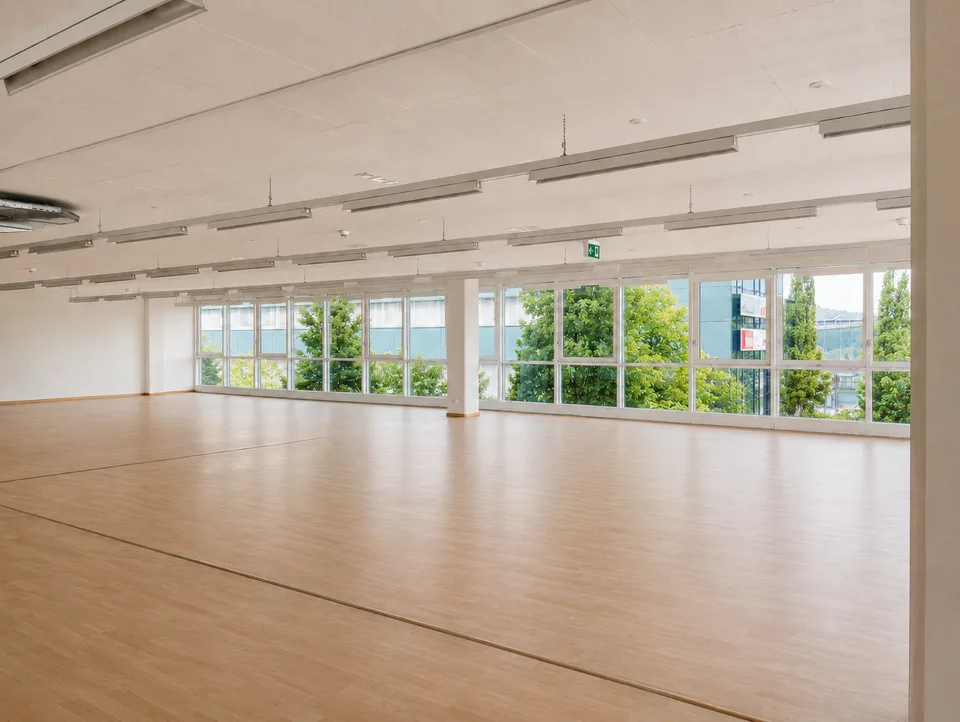 Espace de bureau polyvalent avec forte présence et accessibilité optimale