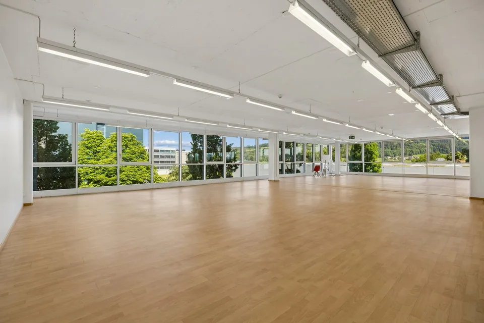 Espace de bureau polyvalent avec forte présence et accessibilité optimale