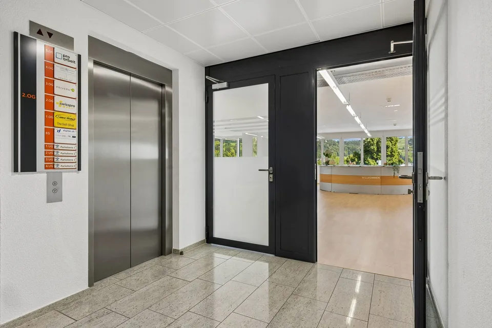 Espace de bureau polyvalent avec forte présence et accessibilité optimale