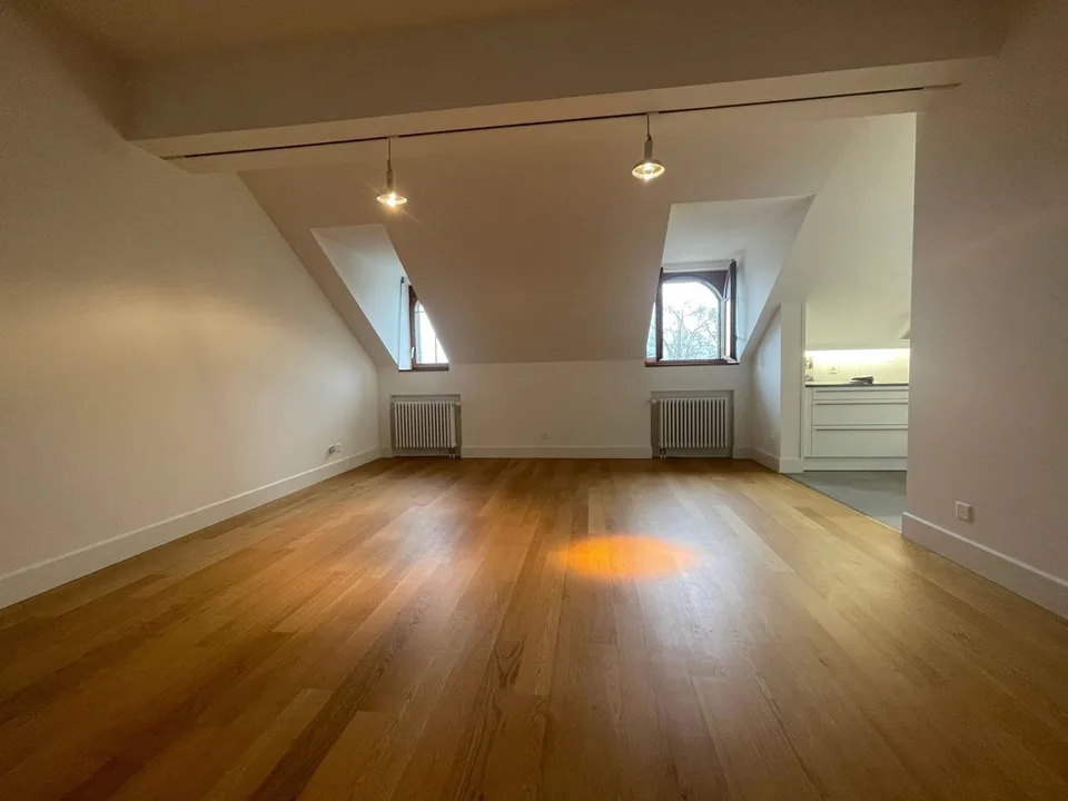 Zweizimmerwohnung in einem prächtigen Herrenhaus, etwa 60m2 im 2. Stock - Staffelmiete