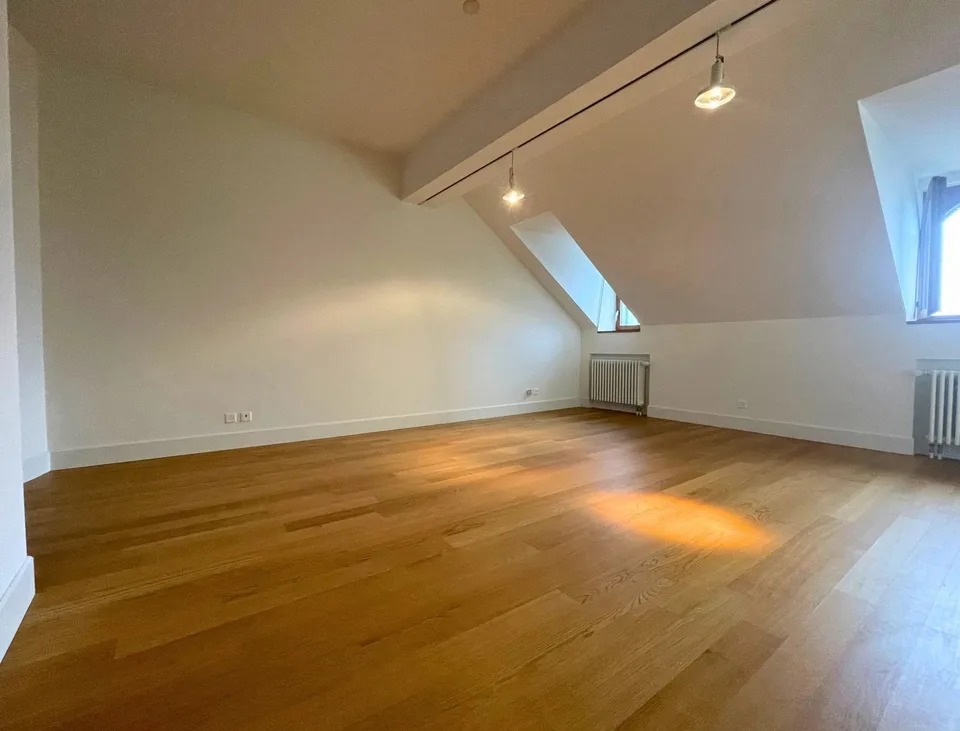 Zweizimmerwohnung in einem prächtigen Herrenhaus, etwa 60m2 im 2. Stock - Staffelmiete