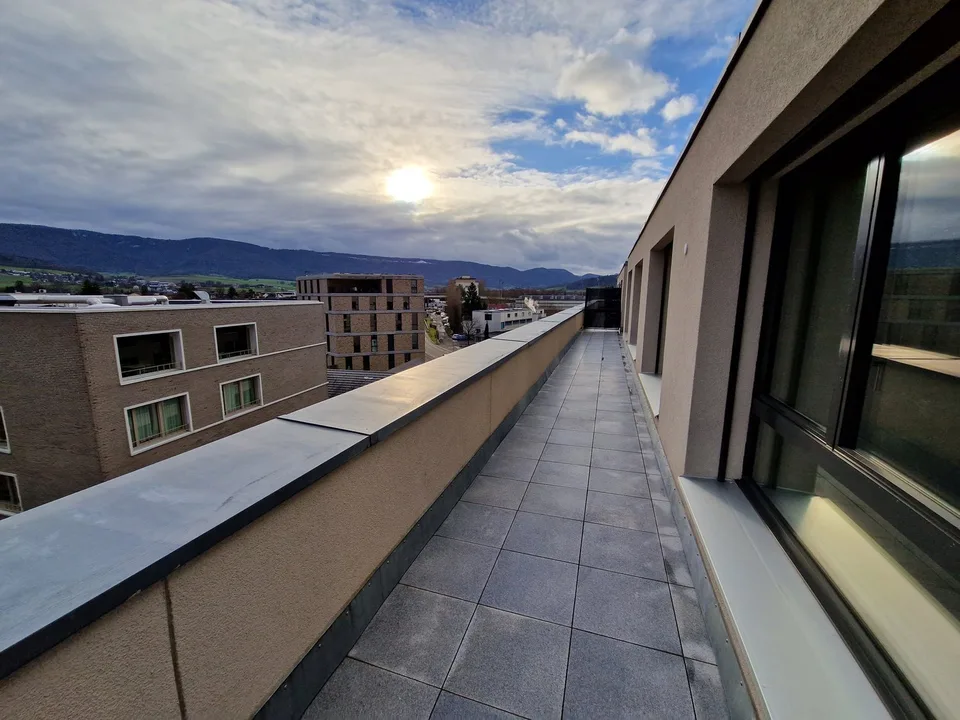 Magnifique attique lumineux avec terrasse – Vue dégagée au centre de Delémont