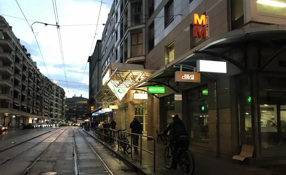 Belle Arcade à Louer au coeur du Centre Commercial de Plainpalais