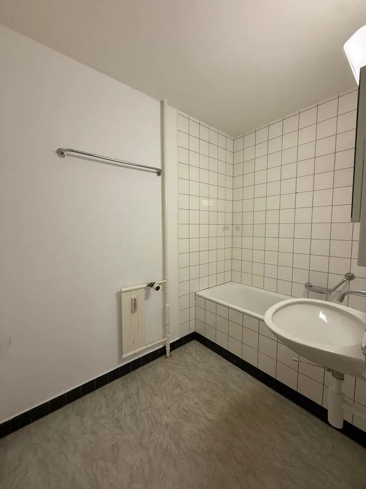 Sonnige 3.5-Zimmer-Wohnung mit Balkon in Nidau – Foto 7 von 9