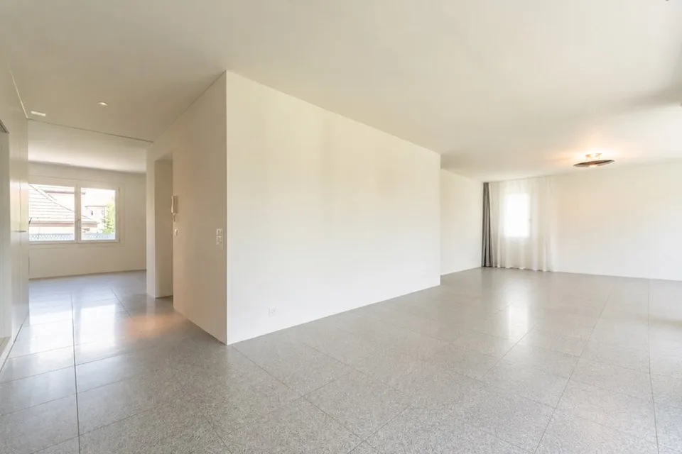 Ampio appartamento di 3.5 locali con balcone soleggiato la sera, a 7 minuti a piedi dalla stazione di Aarau
