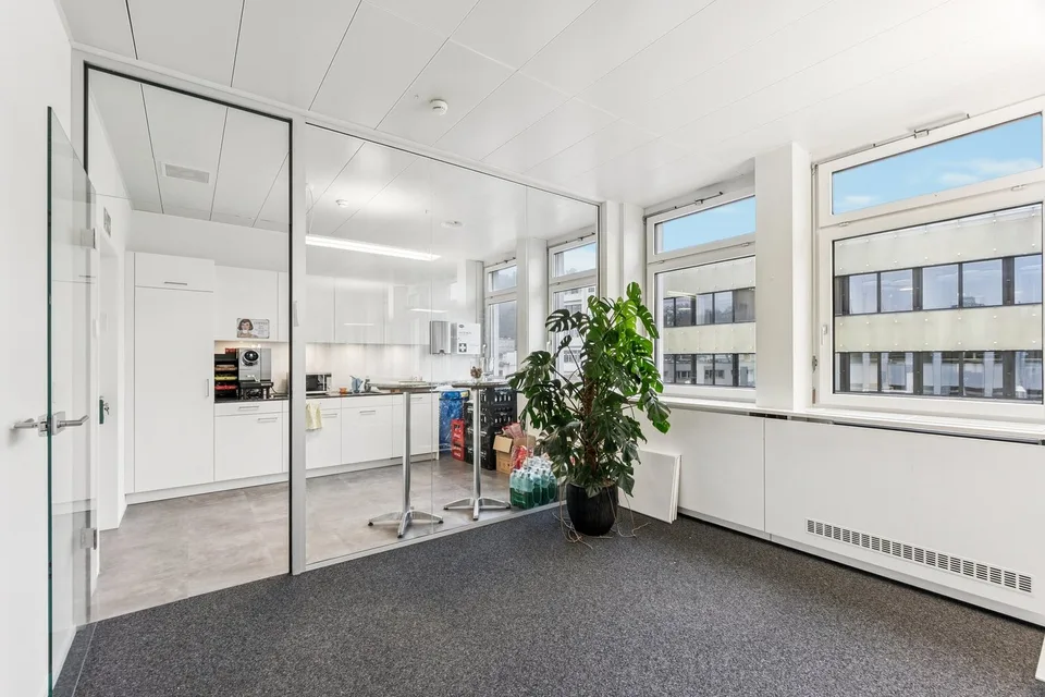 Work in DGNB-Gold-certified renovated office spaces directly at Trafoplatz in Baden – photo 6 of 11