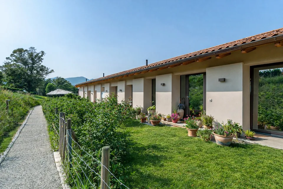 COLDRERIO - AFFITTASI SPLENDIDO APPARTAMENTO CON GIARDINO IMMERSO NEL VERDE  (rif. 003)