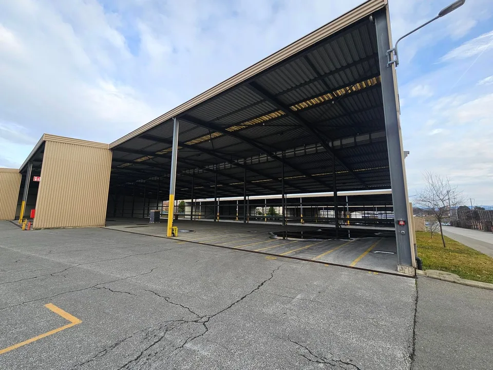 Halles de stockage XXL à St-Prex / XXL-Lagerhallen in St-Prex