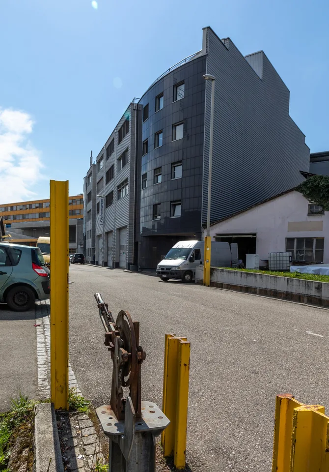 Gewerbe- und Lagerflächen in Geschäftshaus zu vermieten