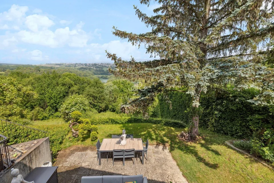 AVULLY: Wunderschönes renoviertes Haus mit Aussicht