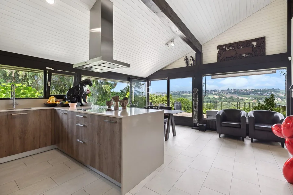 AVULLY: Magnifique maison rénovée avec vue
