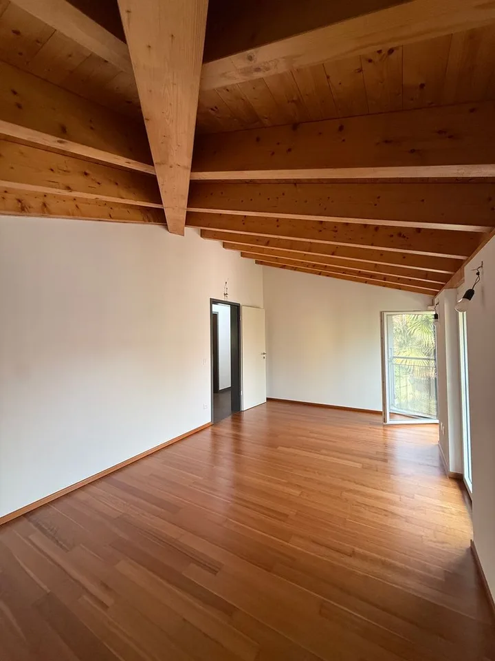 Appartamento attico 4,5 locali immerso nel verde a Cadro – foto 8 di 12
