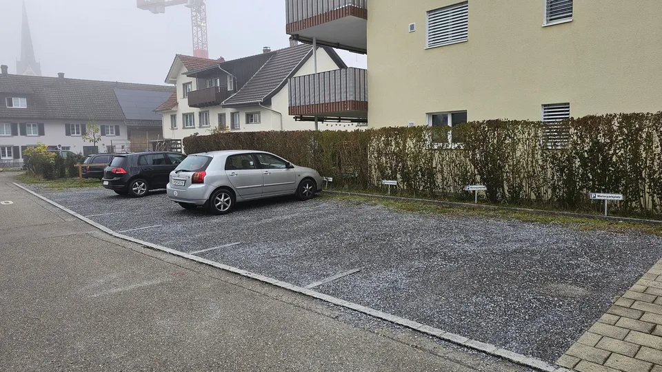 Aussenparkplatz direkt beim Bahnhof Eschenz