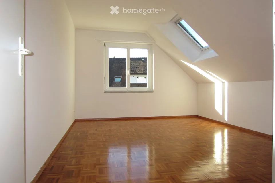 Appartamento duplex luminoso e spazioso di 4,5 locali a Nürensdorf