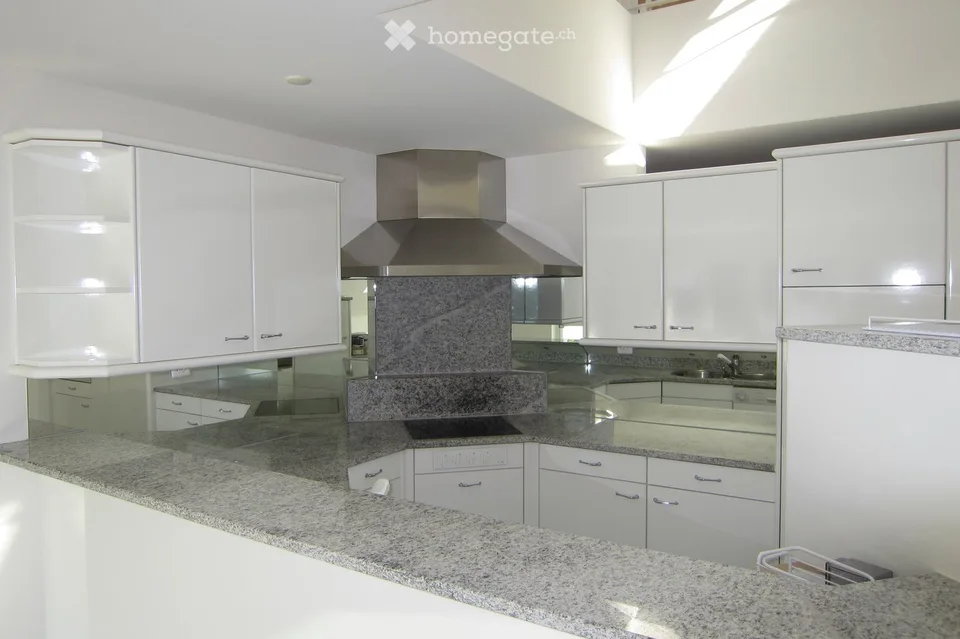 Appartamento duplex luminoso e spazioso di 4,5 locali a Nürensdorf