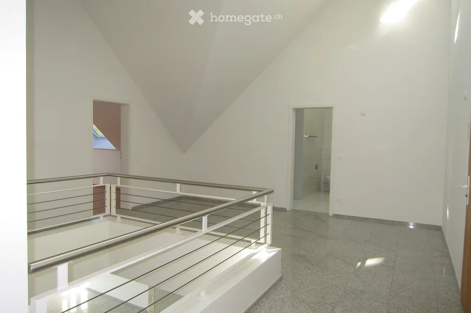 Appartamento duplex luminoso e spazioso di 4,5 locali a Nürensdorf