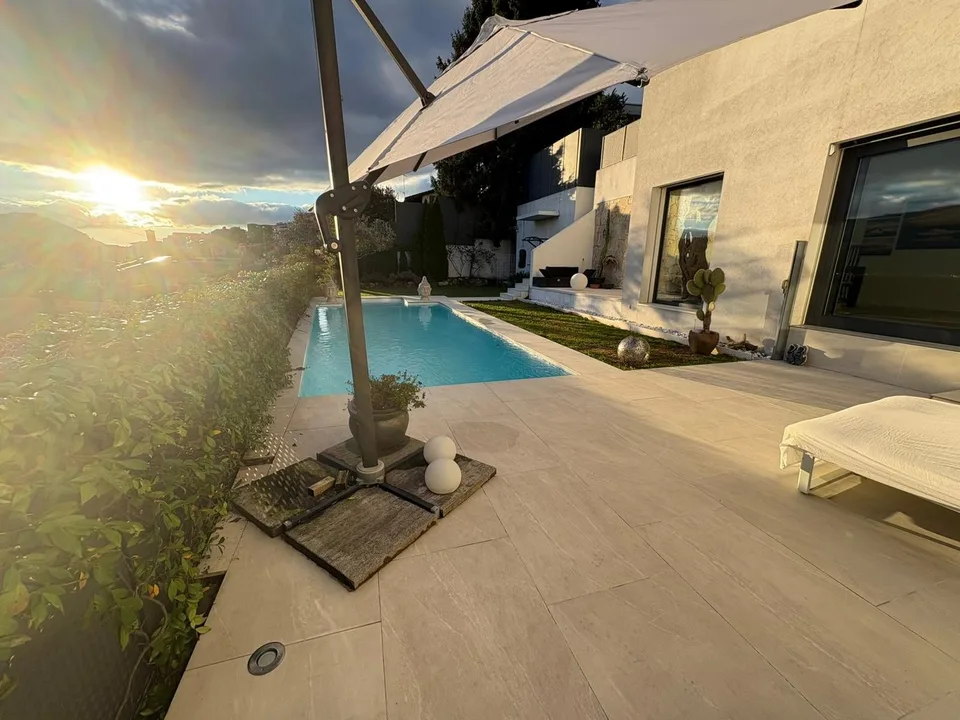 Villa indipendente con piscina, vista aperta e riservatezza assoluta