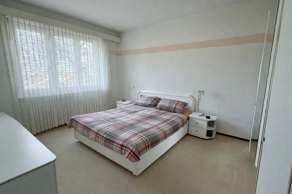 HELLE 3.5-ZIMMER-WOHNUNG IM OBERSTEN STOCK MIT BALKON