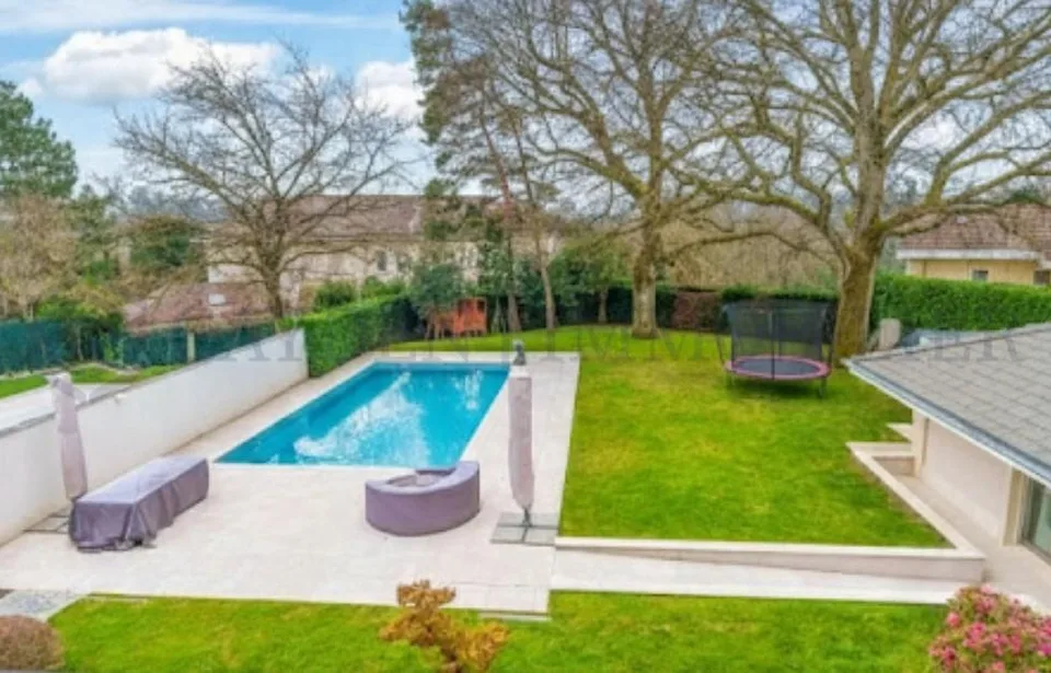 Villa d'exception avec une piscine et pool-house