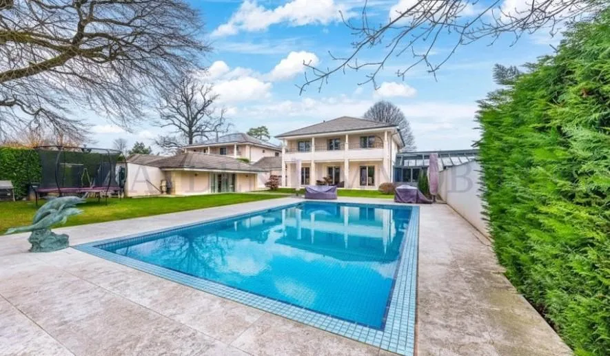 Villa d'exception avec une piscine et pool-house