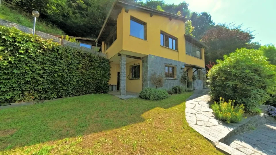 VILLA INDIPENDENTE CON GIARDINO E VISTA APERTA