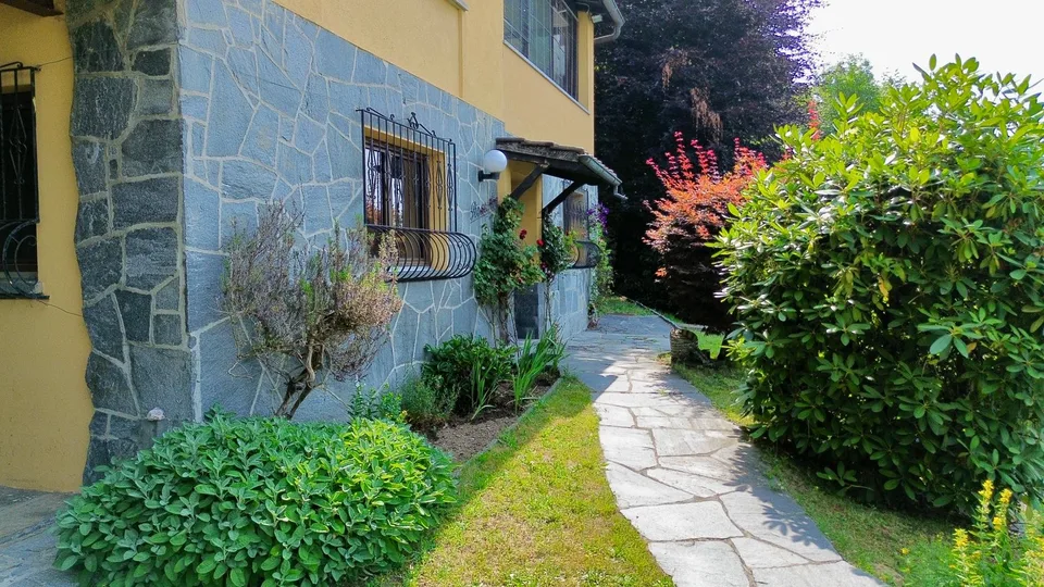 VILLA INDIPENDENTE CON GIARDINO E VISTA APERTA