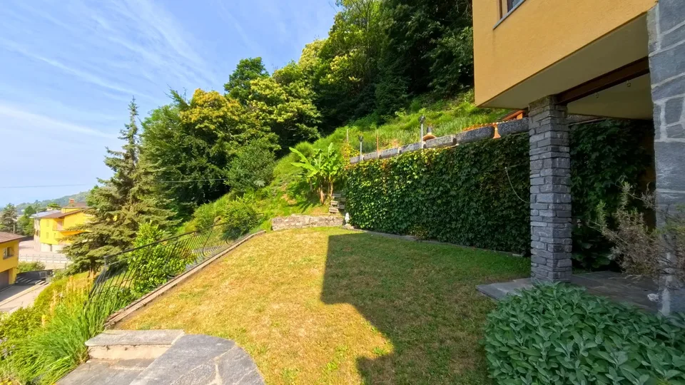 VILLA INDIPENDENTE CON GIARDINO E VISTA APERTA