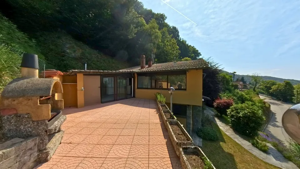 VILLA INDIPENDENTE CON GIARDINO E VISTA APERTA – photo 11 of 19