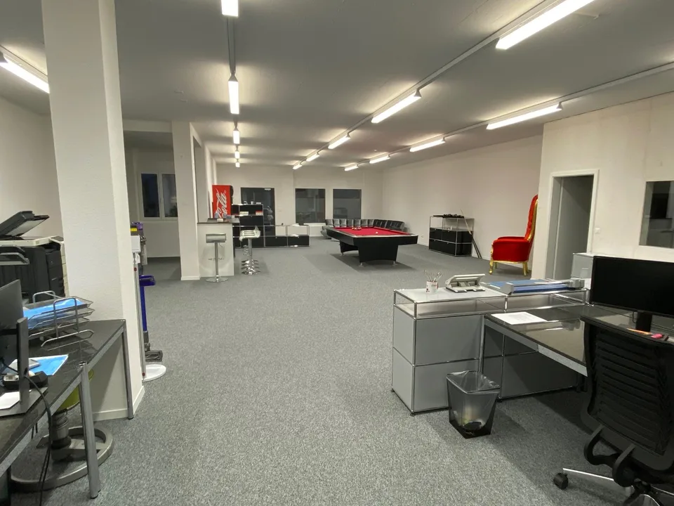 Spazio commerciale e di vendita attraente al Kreuzplatz ad Aesch – 290 m², accessibile in sedia a rotelle e rinnovato