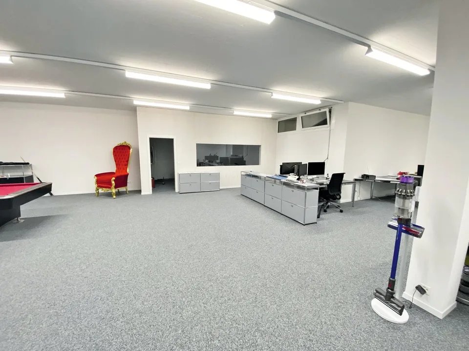 Spazio commerciale e di vendita attraente al Kreuzplatz ad Aesch – 290 m², accessibile in sedia a rotelle e rinnovato