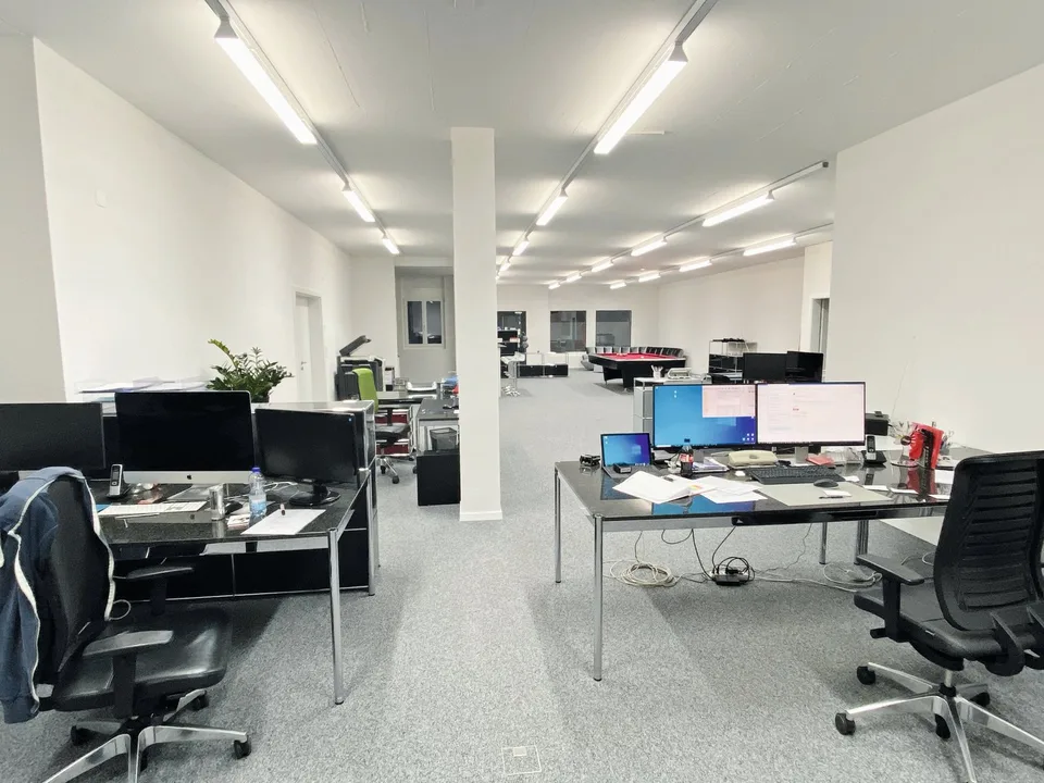 Spazio commerciale e di vendita attraente al Kreuzplatz ad Aesch – 290 m², accessibile in sedia a rotelle e rinnovato