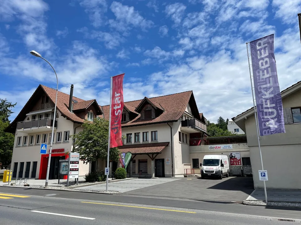 Attraktive Gewerbe-/Verkaufsfläche am Kreuzplatz in Aesch – 290 m², rollstuhlgängig & renoviert
