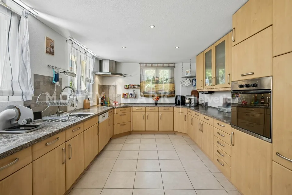 Casa unifamiliare unica di 7,5 locali con qualità di vita e grande terreno