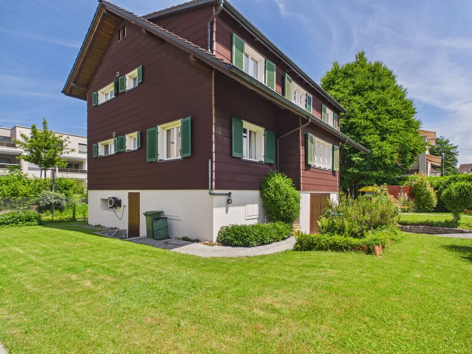 Attraktives Zweifamilienhaus an zentraler Lage