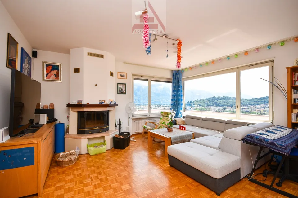 Maison mitoyenne avec terrain / Maison à deux familles avec propriété