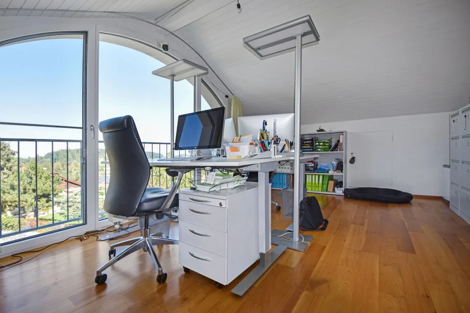 Ruhig gelegenes 6.5-Zimmer-Einfamilienhaus mit herrlicher Weitsicht – Foto 12 von 25