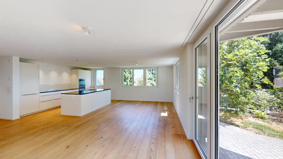 3.5-Zimmer-Gartenwohnung mit 242 m² Privatgarten und separatem Hauseingang