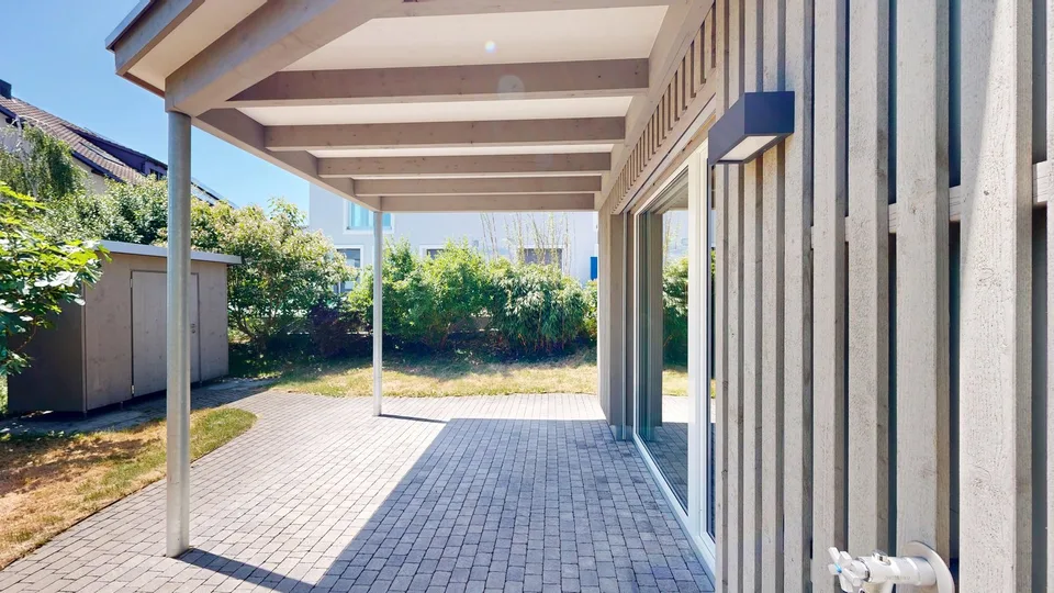Appartamento di giardino 3.5 locali con 242 m² di giardino privato e ingresso di casa separato