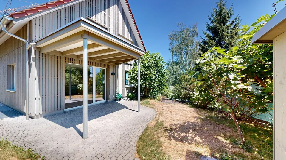 Appartamento di giardino 3.5 locali con 242 m² di giardino privato e ingresso di casa separato