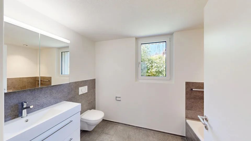 Ampio appartamento soleggiato / 242 m² di giardino privato / 2 posti auto inclusi – foto 8 di 14