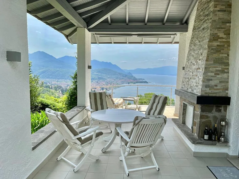 Luxuriöse Traumvilla in ruhiger und sonniger Südlage mit privatem Pool und Traumseeblick – Foto 11 von 18